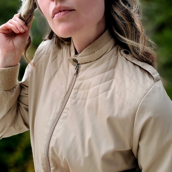 Vintage 80s Mod Tan Jacket w/ Shoulder Straps Cool Stitching Mock Neck Bomber S - Picture 3 of 14